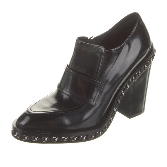 Chanel Interlocking CC Patent Loafer Pumps, size 38 - Picture 2 of 2